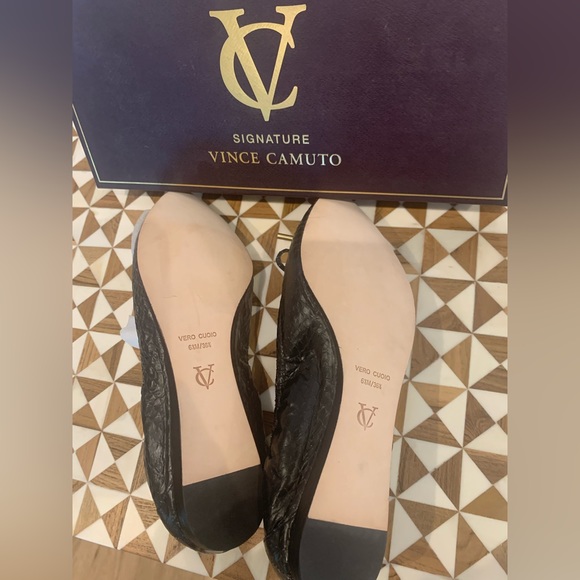 NIB Vince Camuto Signature VI- Chelsie Black-White Pepe Snake Flats - Picture 5 of 10